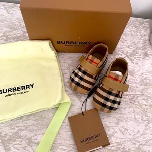 Baby Burberry Crib Shoes size 19